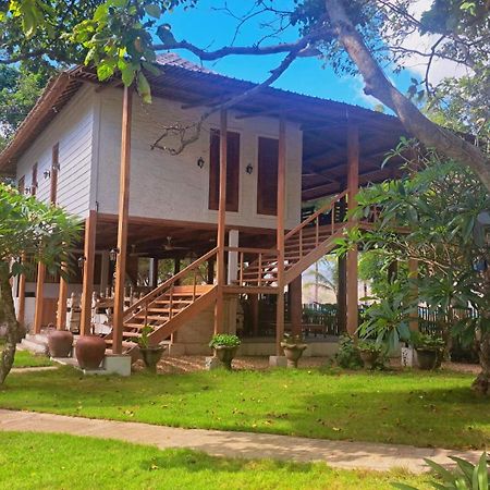 Pasir Putih Resort & Resto Maluk المظهر الخارجي الصورة